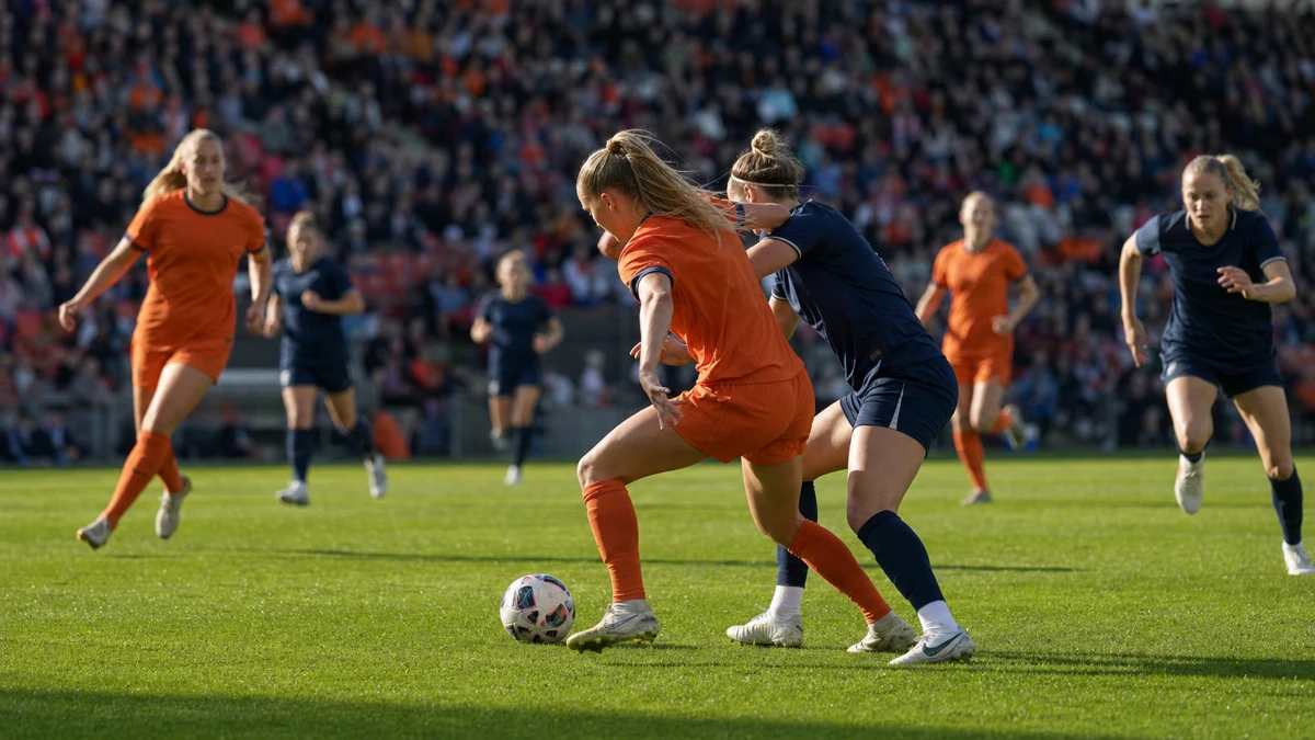 Spillsituasjon fra en kvinnefotballkamp i Toppserien.